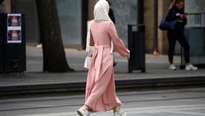 فرنسا تحظر إرتداء العباءات الإسلامية في المدارس.. وماكرون يعلق