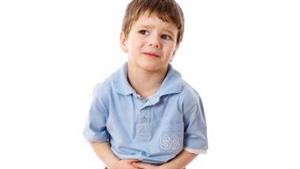 7 أسباب غير متوقعة لآلام البطن عند الأطفال