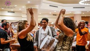 مزمار بلدي.. رقص السياح على أنغام الفلكلور الشعبي في منتجعات شرم الشيخ - صور