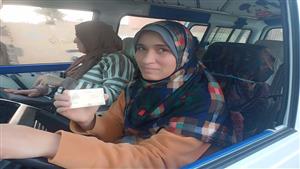 "أحسن ما أمد إيدي لحد".. قصة كفاح "أم رحمة" على سيارة أجرة - فيديو وصور