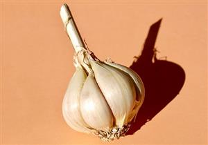 كيف يؤثر الثوم على مستوى السكر والكوليسترول في الدم؟