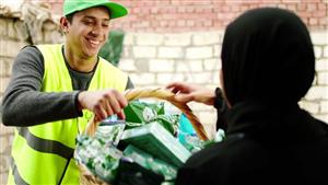 "ستر ودفا وإطعام"..  توزيع سلال إطعام على الأسر الأولى في الأقصر 