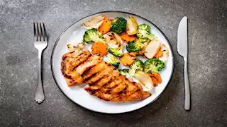   ما هو الوقت المثالي لوجبة العشاء؟