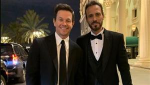 يوسف الشريف مع النجم الأمريكي مارك والبيرج في حفل "joy awards"