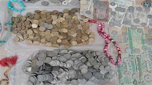 بالصور- حنين للماضي.. الشيخ نصير يبيع عملات الزمن الجميل على أرصفة دمنهور