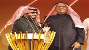 سعادة وبكاء.. كيف تأثر حضور joy awards بتكريم علي المدفع؟