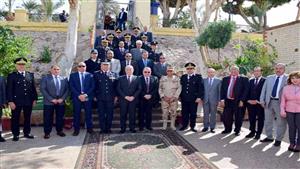 بالصور- محافظ الأقصر ومدير الأمن يضعان إكليل الزهور على النصب التذكاري لشهداء الشرطة