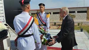 بالصور- محافظ جنوب سيناء يضع إكليلا من الزهور على النصب التذكاري لشهداء الشرطة