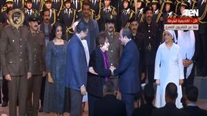 السيسي يقبل رأس سميحة أيوب وطارق صبري وغادة طلعت يبدعان بعرض"فداء مصر" في عيد الشرطة