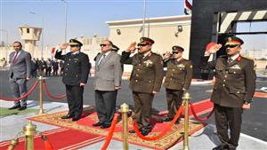 بالصور- محافظ أسيوط ومدير الأمن يضعان إكليل الزهور على النصب التذكاري لشهداء الشرطة