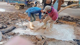 محافظة القاهرة تنتهي من إصلاح كسر ماسورة مياه بشارع في باب الخلق