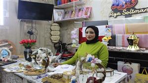 دكان ورد.. "آية" منسقة ديكورات بقلب يسع اليتيمات (فيديو وصور)