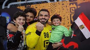العائلة أولا.. هنداوي يحتفل بالفوز بكأس الأمم الإفريقية لكرة اليد مع أبنائه (صور)