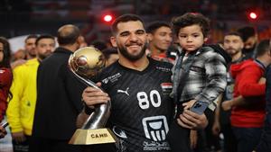 مرتديا الذهبية.. أحمد عادل يحتفل مع نجله بالفوز بكأس أفريقيا لكرة اليد (صورة)