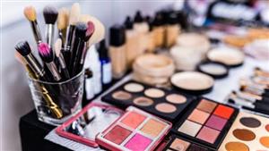 احذري.. أخطاء على المرأة تجنبها أثناء وضع المكياج 