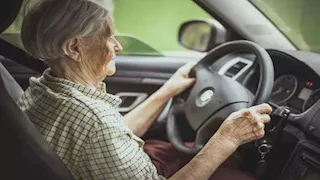 في يومهم العالمي.. 6 مواصفات أساسية يجب توافرها بسيارات كبار السن