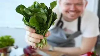 ماذا يحدث لجسمك عند تناول حفنة من السبانخ صباحا؟
