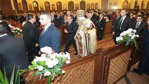 التقطوا صورًا بالهواتف.. المصلون يستقبلون السيسي بكاتدرائية العاصمة الجديدة