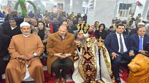 بالصور.. محافظ أسيوط يشارك الأخوة المسيحيين فرحة عيد الميلاد المجيد