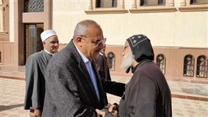 بالـ"تورتة والهدايا".. رئيس مدينة رأس سدر يزور كنيسة مارمينا للتهنئة بعيد الميلاد