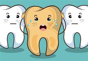 طبيب يحذر: نقص هذا المعدن يسبب اصفرار الأسنان