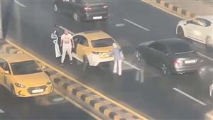 فيديو يثير ضجة.. فتاة تعتدي على سائق تاكسي أمام شرطي وتخلع لوحة سيارته-(صور)