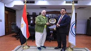 مدير التعليم المدمج بجامعة القاهرة يكرم المدير الفني للمنتخبات القومية في رفع الأثقال