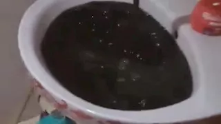 فيديو صادم.. مياه سوداء تخرج من حنفية منزل بالبحيرة