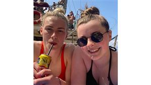 حسناء ليفربول تتحدى مانشستر سيتي.. فمن هي؟ (صور)