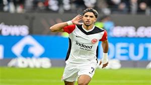 كيف تطور عمر مرموش مع آينتراخت فرانكفورت؟.. المدير الرياضي للنادي الألماني يوضح