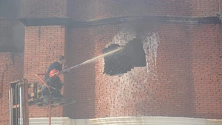 النيابة تُعاين حريق مصنع بلاستيك بمدينة السلام وتنتدب المعمل الجنائي