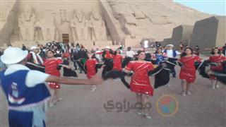 آلاف السائحين يُشاهدون تعامد الشمس على وجه رمسيس الثاني بمعبد أبو سمبل- صور