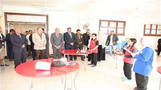 محافظ المنيا يتفقد المدارس ويشارك الطلاب المكفوفين احتفالات "العصا البيضاء"