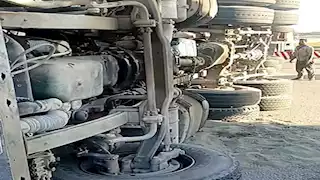 إصابة 3 أشخاص في انقلاب سيارة نقل على مدخل كوبري "تحيا مصر" بالإسماعيلية