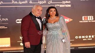 بإطلالة ملكية.. روجينا رفقة أشرف زكي على السجادة الحمراء في ثاني أيام الجونة