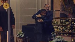 بمشاعر أبوية.. الرئيس السيسي يصافح ويحتضن الطفل أنس في حفل القبائل العربية 