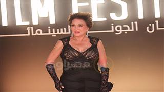 فستان أنيق وبدلة.. إطلالة لبلبة رفقة أحمد حاتم على ريد كاربت رابع أيام المهرجان   