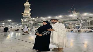 5 صور لمروان عطية لاعب الأهلي رفقة زوجته من أمام الكعبة