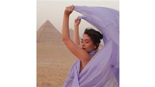 "وردة الصحراء".. نسليهان أتاجول تستمتع بزيارتها لمصر عند سفح الأهرامات والنيل