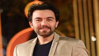 شريف رمزي يخطف الأنظار بالأسود في ختام مهرجان الجونة