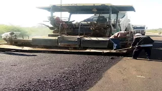 بالصور.. استكمال أعمال رصف طريق نصر "النوبة - كوم أمبو" بأسوان 