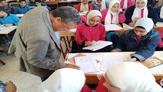   وكيل تعليم البحيرة يكرم معلمتين خلال جولة تفقدية مفاجئة