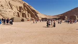 "وصية المرحومة".. ضبط سائح بريطاني حاول دفن رفات والدته بمعبد أبو سمبل 