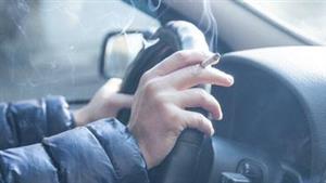 هل التدخين والأكل أثناء القيادة مخالفة؟ مصدر يكشف التفاصيل