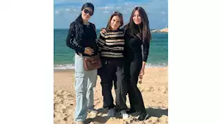 رفقة صديقاتها.. أحدث ظهور لـ نرمين الفقي على البحر (صور)