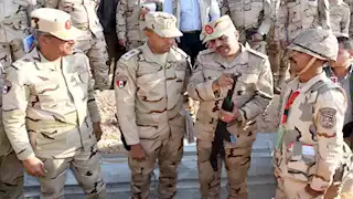 بالصور.. رئيس أركان القوات المسلحة يتفقد عناصر الجيش المتمركزة شرق القناة
