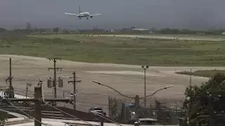 إعادة فتح المطار الرئيسي في هايتي بعد شهر من غلقه جراء عنف العصابات