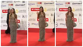 بالصور.. "قُبلة" هاجر السراج على السجادة الحمراء بحفل افتتاح مهرجان القاهرة السينمائي