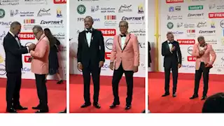 أشرف عبدالباقي يساعد شريف منير على ارتداء "دبوس" فلسطين بحفل افتتاح القاهرة السينمائي