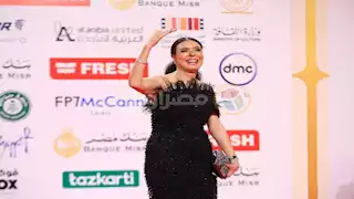بالصور.. دينا تداعب عدسات التصوير بحركتها المميزة في حفل افتتاح مهرجان القاهرة السينمائي